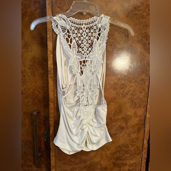 Lace cutout top NWOT - Picture 4 of 6